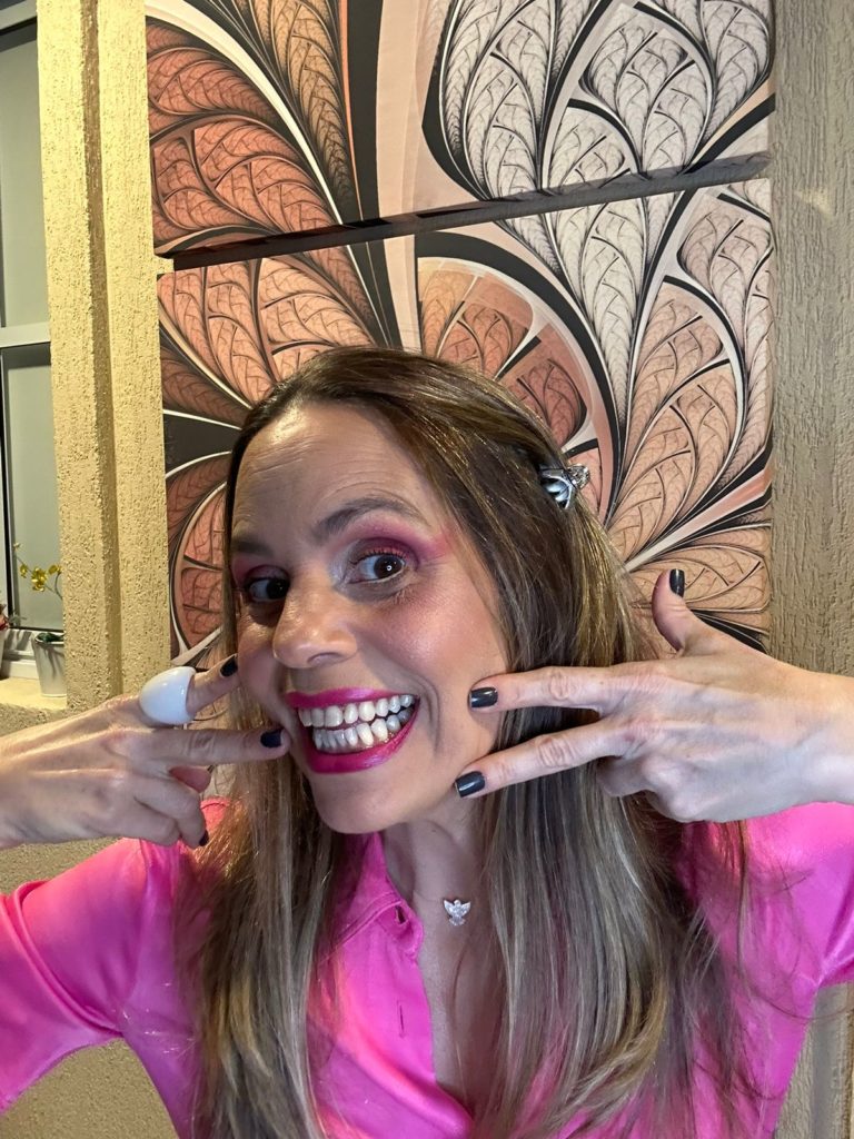 Rindo com Dani Fu: Atriz Dani Saunders Encontra seu Caminho nas Artes Cênicas