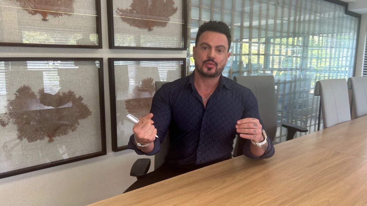 O marqueteiro político e digital, Zuza Nacif, é categórico: quem vencerá as eleições em 26 é quem chegar ao celular do eleitor