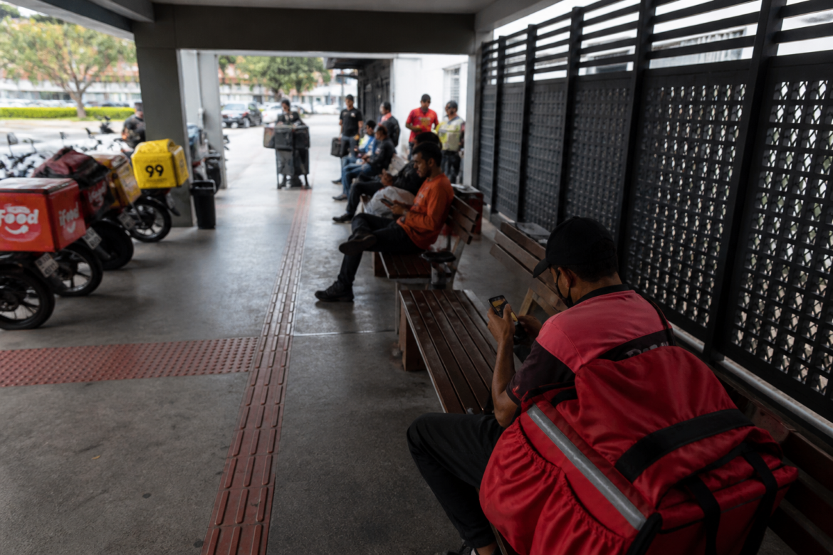 Entregadores ganham espaço na pauta urbana: projeto quer obrigar shoppings do Rio a criar áreas exclusivas